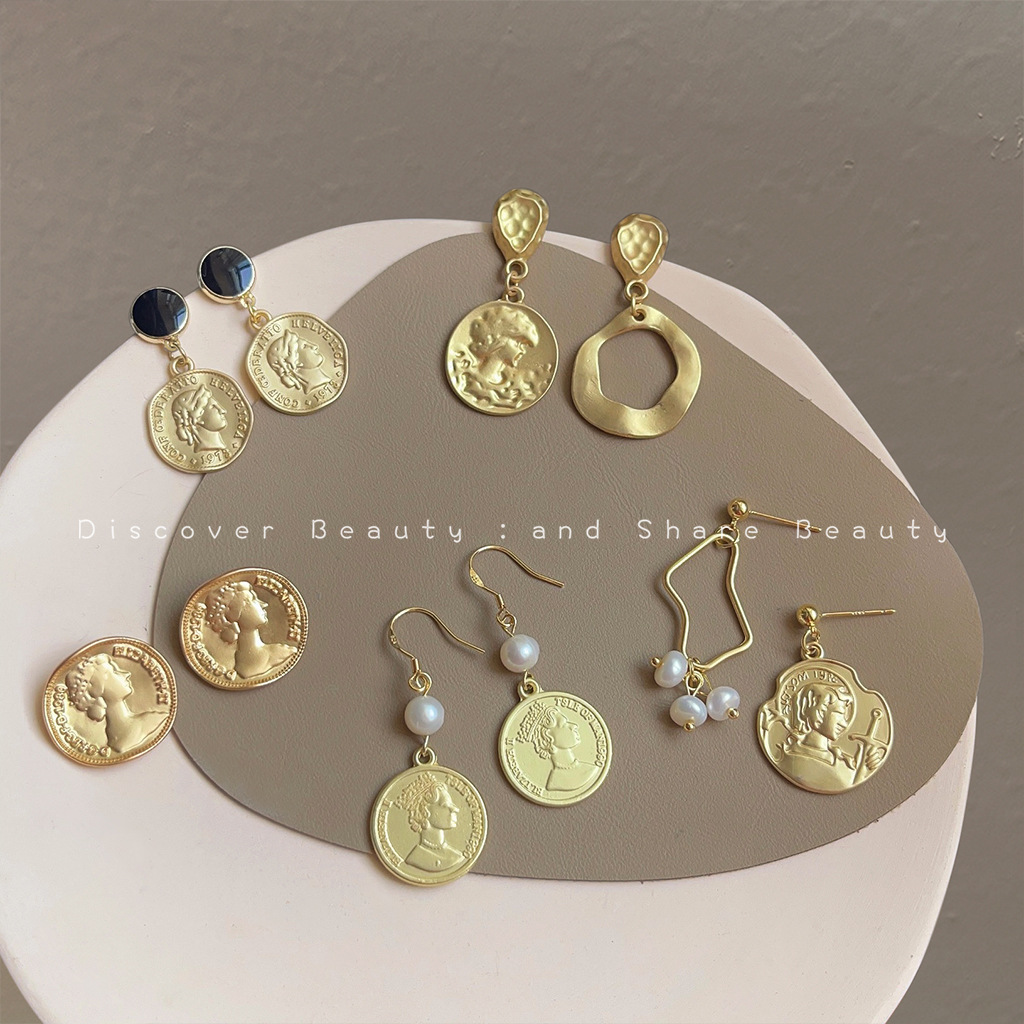 Pearl Earring Stud - DIY アクセサリーバロックスタイル淡水真珠イヤリング女性のニッチレトロゴールドコインポートレートスタッドイヤリングパーソナライズされたデザイン