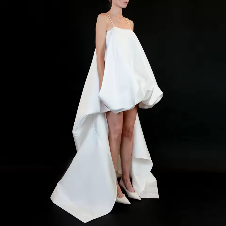 Unique Women'S Formal Wear - 2026年ユニークデザインホワイトハイローマキシドレス控えめなロングサテンローブ女性用フォーマルパーティーウェアエレガントガウン