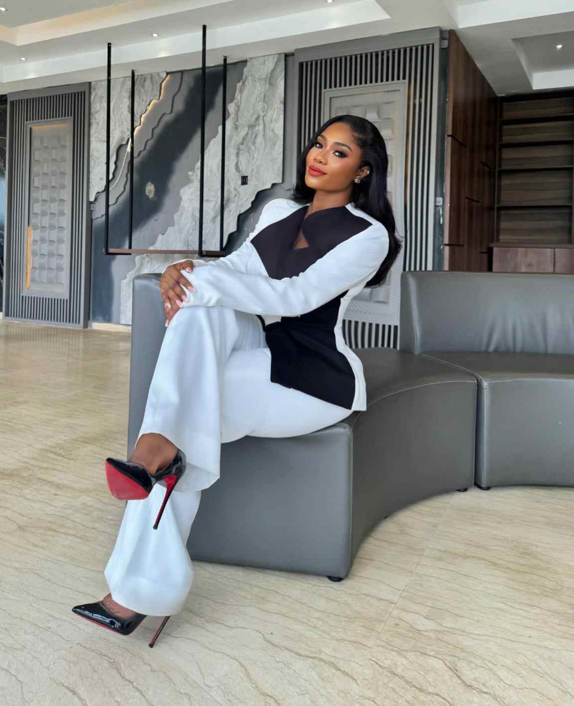 ユニークなデザインの女性ジャケットスーツ黒、白セレブレディイ - Unique Women'S Formal Wear のレビューと価格